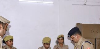 मोतीपुर थाने का एसपी ने किया औचक निरीक्षण:व्यवस्थाओं में सुधार के दिए निर्देश, फरियादियों से फीडबैक लेने पर भी विशेष जोर दिया