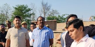 महराजगंज में बाढ़ से निपटने की तैयारी शुरू:21 तटबंधों की मरम्मत होगी, डीएम ने महाव नाले का निरीक्षण किया