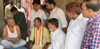 दूल्हे आजाद बिंद के परिजनों से मिला कांग्रेस प्रतिनिधिमंडल