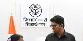 सिद्धार्थनगर में DM ने छात्रा को दिलाया स्मार्टफोन और इंटरनेट:मोबाइल की कमी से ऑनलाइन पढ़ाई में आ रही थी बाधा