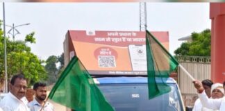 दैनिक भास्कर की ‘प्रधान रेटिंग’ वैन पनियरा पहुंची:चेयरमैन और सपा नेता ने हरी झंडी दिखाकर रवाना किया