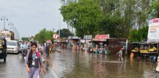 कप्तानगंज हाईवे पर घुटने तक भरा पानी:20 स्कूलों के बच्चे और हजारों लोग परेशान, कार्रवाई की मांग