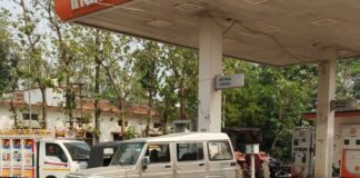 यूपी में पेट्रोल-डीजल की किल्लत बरकरार, चौथा दिन:महराजगंज में ऑटो रिक्शा चालकों ने बढ़ाया किराया, हाइवे किनारे भी पंप सूखे