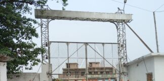 गड़ौरा चीनी मिल में तीसरे दिन मजदूरों का धरना जारी:4 महीने से नहीं मिला वेतन, गेट पर चीनी की लोडिंग पूरी तरह ठप
