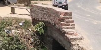 वीर बहादुर में खेमपिपरा रोड पर टूटी पुलिया की रेलिंग:अंधेरे में राहगीरों को नहीं दिखती खाई, कई बार शिकायत के बाद भी सो रहा विभाग; ग्रामीणों ने दी आंदोलन की चेतावनी
