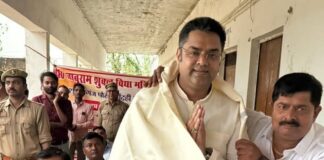 सिद्धार्थनगर में विधायक ने छात्रों को अंकपत्र, पुरस्कार बांटे:बाबूराम शुक्ल विद्या मंदिर में समारोह संपन्न, विद्यार्थियों का उत्साहवर्धन किया