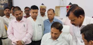 महराजगंज के नए जिलाधिकारी ने पदभार संभाला:योजनाओं की प्रभावी डिलीवरी और जनसुनवाई पर दिया जोर