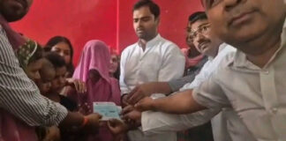 प्रेम विवाह के विवाद में हत्या सपा सांसद ने मृतक पीड़ित परिवार को सौंपा 2 लाख का चेक
