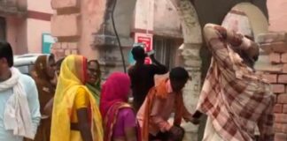 पेड़ पर चढ़े किशोर की करंट लगने से मौत:महराजगंज में आम तोड़ते समय हाईटेंशन तार की चपेट में आया, हादसे के बाद पेड़ से चिपका रहा किशोर
