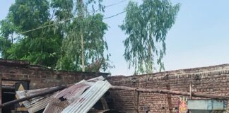 बहराइच में तेज हवा से घर की टीन उड़ी:वेलहन महेशपुर में कारखाना क्षतिग्रस्त, परिवार सुरक्षित
