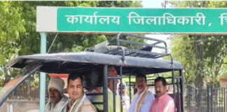 पूर्व सांसद आर के सिंह पटेल ने ईरिक्शा से सफर कर जनता को दिया पीएम के ईंधन बचत का संदेश