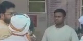 सिद्धार्थनगर में अनियंत्रित ई-रिक्शा पलटा, मासूम की मौत:महिला गंभीर घायल, सड़क किनारे बैठे लोगों पर पलटा वाहन
