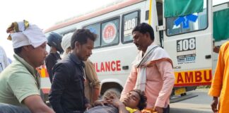 सिंदुरिया मार्ग पर सीमेंट लदी पिकअप पलटी:हादसे में तीन लोग घायल, जिला अस्पताल में भर्ती