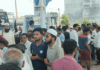 महराजगंज के कई पेट्रोल पंपों पर लगी लंबी कतारें, VIDEO:आधार कार्ड देखकर दिया जा रहा तेल, अधिकारी बोले- कोई कमी नहीं