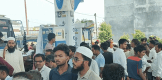 महराजगंज के कई पेट्रोल पंपों पर लगी लंबी कतारें, VIDEO:आधार कार्ड देखकर दिया जा रहा तेल, अधिकारी बोले- कोई कमी नहीं