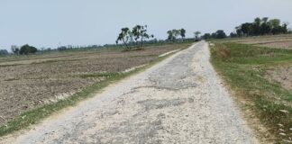 मिठौरा में सेखुई-औराटार मार्ग जर्जर:राहगीर जान जोखिम में डालकर आवागमन को मजबूर, बारिश से पहले मरम्मत की मांग