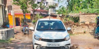 नारायनपुर में बारिश से सड़क पर जलभराव:आवागमन बाधित, बच्चे चोटिल; ग्रामीणों ने समाधान मांगा