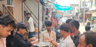 नवाबगंज में ज्येष्ठ के तीसरे मंगलवार को भंडारे का आयोजन:हनुमान मंदिर में श्रद्धालुओं को वितरित किया प्रसाद, भक्तिमय रहा माहौल