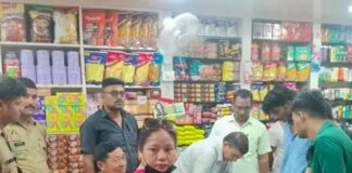 ठूठीबारी में श्रम विभाग का छापा:कॉस्मेटिक, आटो पार्ट समेत पांच प्रतिष्ठानों में मिले 10 किशोर श्रमिक