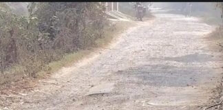इकौना में सड़क निर्माण अटका, सांसद का लेटरपैड जारी:कंजड़वा-मनोहरपुर मार्ग जर्जर, बरसात से पहले निर्माण की मांग
