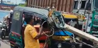 चलती टेम्पो पर गिरा बिजली का खंभा:डुमरियागंज-बढ़नी मुख्य मार्ग बाधित, चालक सुरक्षित