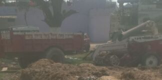 तुलसीपुर में सड़क किनारे कूड़े के ढेर:दुर्गंध और मच्छरों से ग्रामीण परेशान, बीमारियों का खतरा