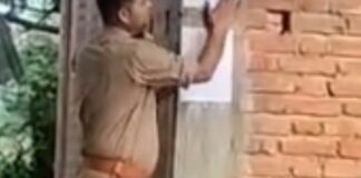 दहेज उत्पीड़न मामले में फरार अभियुक्त के घर:बहुआर में न्यायालय के निर्देश पर पुलिस ने नोटिस चस्पा किया