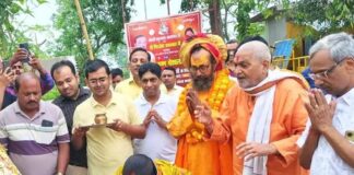 नगरपालिका अध्यक्ष व प्रतिनिधि ने गायों को खिलाया गुड़-चारा:निचलौल के सिसवा में श्रीकृष्ण गौशाला में हुआ गौसेवा समारोह, उमड़ी श्रद्धालुओं की भीड़