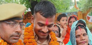 पुलिस में चयनित पप्पू आर्य गांव पहुंचे:मौरहवा में ग्रामीणों ने ढोल-नगाड़ों से किया स्वागत