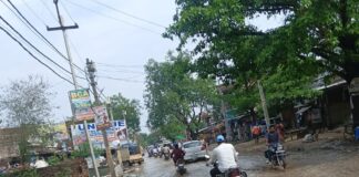 कुदरहा में महसों चौराहे पर भारी जलभराव:बारिश के बाद आवागमन बाधित, राहगीर परेशान