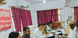 समाधान दिवस में महिला ने जान देने की धमकी दी:नानपारा में पुलिस कार्रवाई से त्रस्त होकर डीएम के सामने कही बात