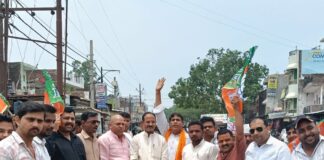 तीन राज्यों में भाजपा की जीत:मुंडेरवा में कार्यकर्ताओं ने एक-दूसरे को मिठाई खिलाकर मनाया जश्न