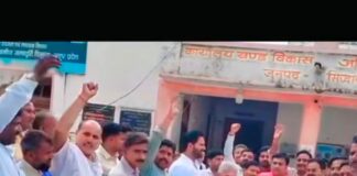 प्रधानों ने कार्यकाल बढ़ाने और लंबित भुगतान पर जताई नाराजगी:खेसरहा ब्लॉक में हुई बैठक, आंदोलन की चेतावनी