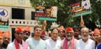 शोहरतगढ़ में सपाइयों ने तहसील मुख्यालय पर किया विरोध प्रदर्शन:डीजल-पेट्रोल, गैस सिलेंडर समेत नौ सूत्रीय मांगों पर सौंपा ज्ञापन