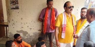 अघोषित बिजली कटौती से उपभोक्ता भड़के, धरना:रुधौली सब-स्टेशन पर नारेबाजी, अधिकारियों पर मनमानी का आरोप