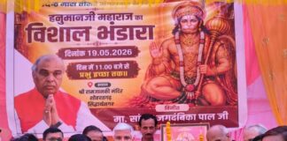 शोहरतगढ़ के श्रीराम जानकी मंदिर में भंडारे का आयोजन:सांसद जगदंबिका पाल ने भक्तों को बांटा प्रसाद