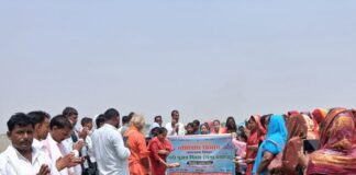 राप्ती बैराज मधवापुर घाट पर नदी पूजन:गंगा दशहरा पर ग्रामीण पुरुष, महिलाएं और बच्चों ने गंगा मैया का पूजन-अर्चन किया