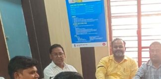 खेसरहा में NHM कर्मियों का प्रदर्शन:समर्थन में BPM और BAM ने भी बांधी काली पट्टी, आंदोलन की चेतावनी