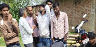 महराजगंज में झाड़ियों में मिला युवक का शव:रेलिंग से लटकी मिली अपाचे बाइक, सड़क हादसे में मौत की आशंका