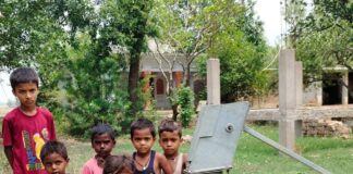 नवाबगंज ब्लॉक में बूंद-बूंद को तरसे ग्रामीण:पंचायतों में सरकारी नल खराब, पानी के लिए भटक रहे लोग