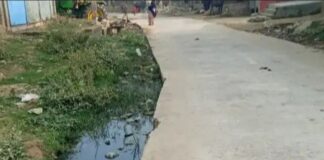 जमुनहा में नई सड़क बनी मुसीबत:नाली न होने से जलभराव, गंदगी और बीमारियों का खतरा