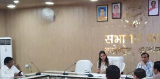 श्रावस्ती में सीएम डैशबोर्ड पर कार्यों की समीक्षा:6 माह से पुराने राजस्व मामलों के त्वरित निस्तारण के निर्देश
