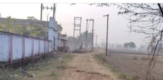 इकौना में स्कूल-पावर हाउस मार्ग जर्जर:राहगीर, छात्र और कर्मचारी को हो रही परेशानी