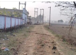 इकौना में स्कूल-पावर हाउस मार्ग जर्जर:राहगीर, छात्र और कर्मचारी को हो रही परेशानी