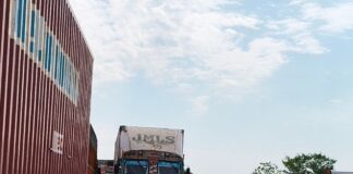 कुंसेरवा बाईपास पर सड़क घेरकर ट्रकों की रिपेयरिंग:निर्माण कार्य के बीच कभी भी हो सकता है बड़ा हादसा, यातायात भी बाधित