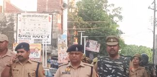 शोहरतगढ़ में एएसपी ने किया फ्लैग मार्च:बकरीद से पहले सुरक्षा व्यवस्था का लिया जायजा, निर्देश दिए