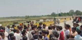 राप्ती नदी में 5 किशोर डूबे, 2 अब भी लापता:लगातार रेस्क्यू न होने से नाराज लोगों ने सड़क जाम की, प्रशासन ने समझाकर हटवाया