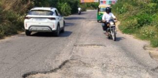 नगर थाना में एनएचएआई का सर्विस लेन जर्जर:शहर में प्रवेश का मुख्य मार्ग, राहगीर परेशान, हादसे बढ़े