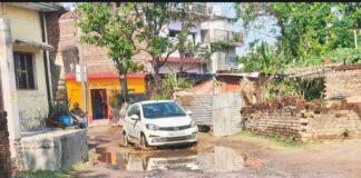 निचलौल के नारायनपुर में जलभराव से आवागमन बाधित:बारिश के बाद सड़क बनी तालाब, स्कूली बच्चे हो रहे घायल