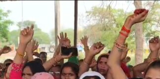 श्रावस्ती में सामुदायिक शौचालय केयरटेकर महिलाओं का धरना:एक साल से लंबित मानदेय भुगतान की मांग, 26 मई तक आश्वासन